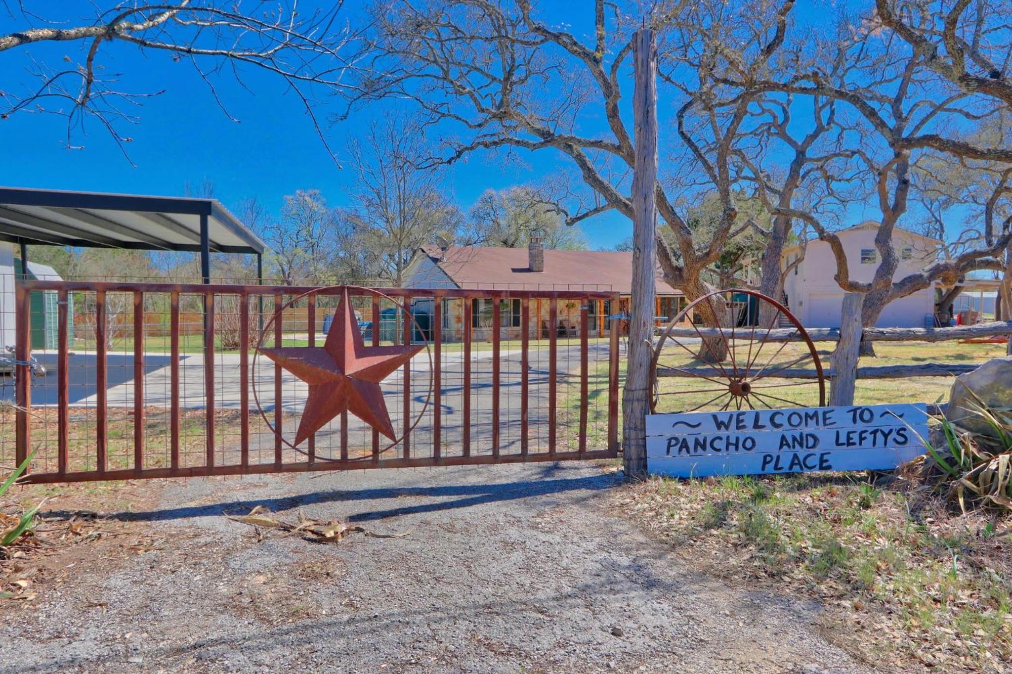 Pancho And Lefty'S - Place Wimberley Exterior photo